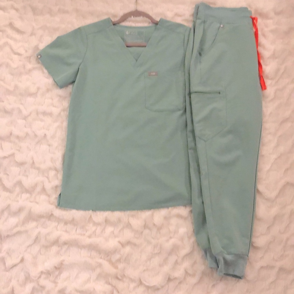 Figs Jade XS top, SP bottom set